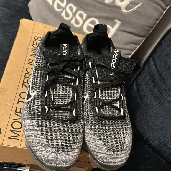 Vapor max shoes for sale - Picture 4 of 6